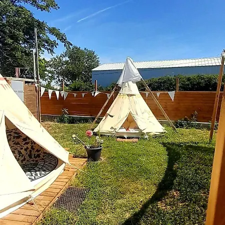 Les Flots De Ma Vie D Hotes Et Tipi Florence Et Virginie Gossin 3* Barzan